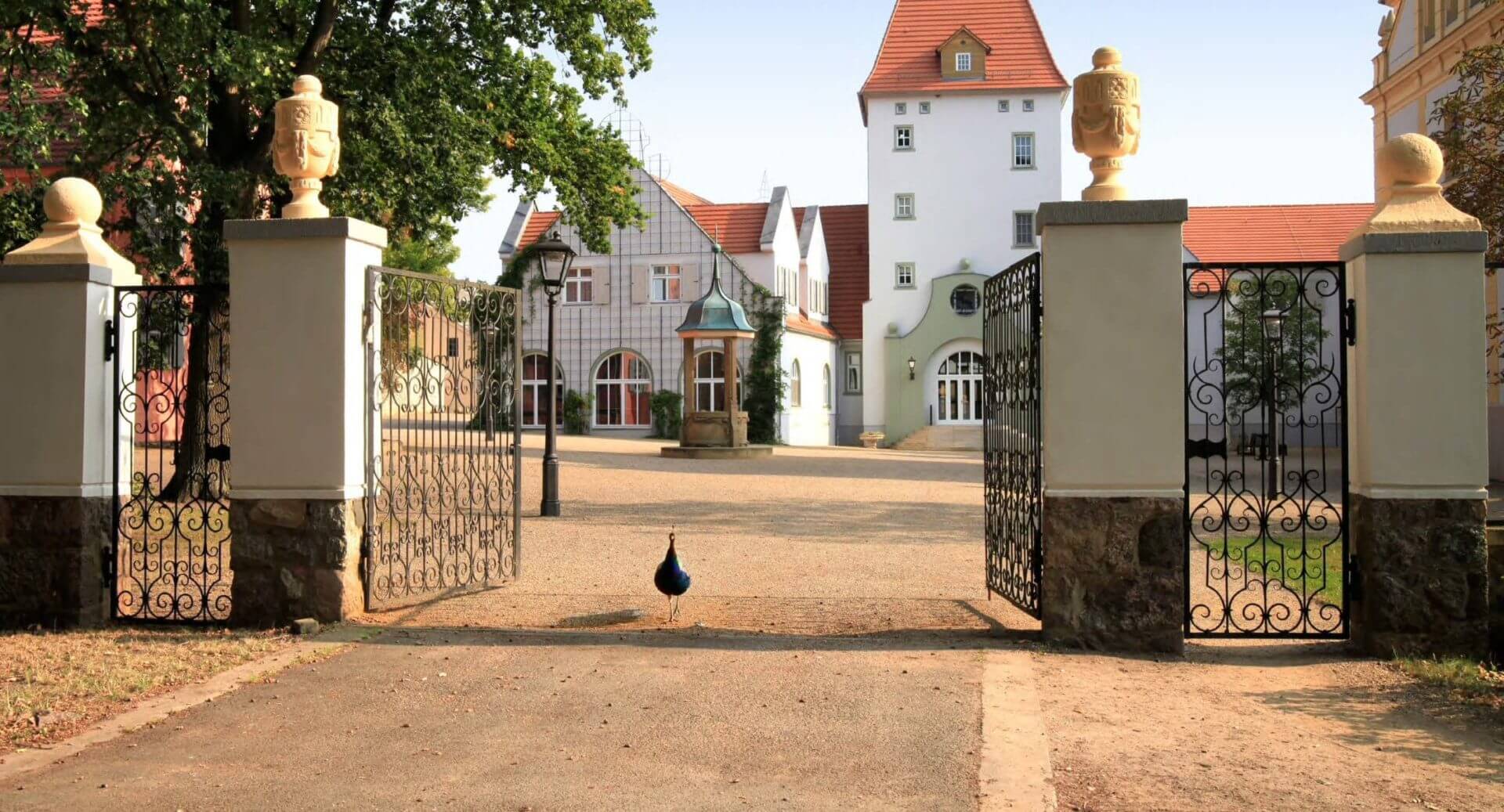 Schlosshof Liebenberg Der Schlosshof empfängt Sie in der malerischen historischen Anlage von Schloss & Gut Liebenberg.