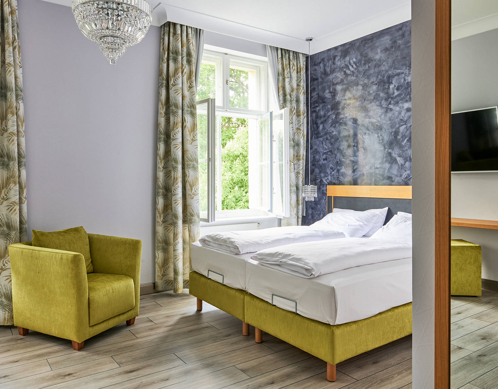 Doppelzimmer Schloss Parkblick Aus den Zimmern im Schloss blicke Sie auf die malerische Umgebung.