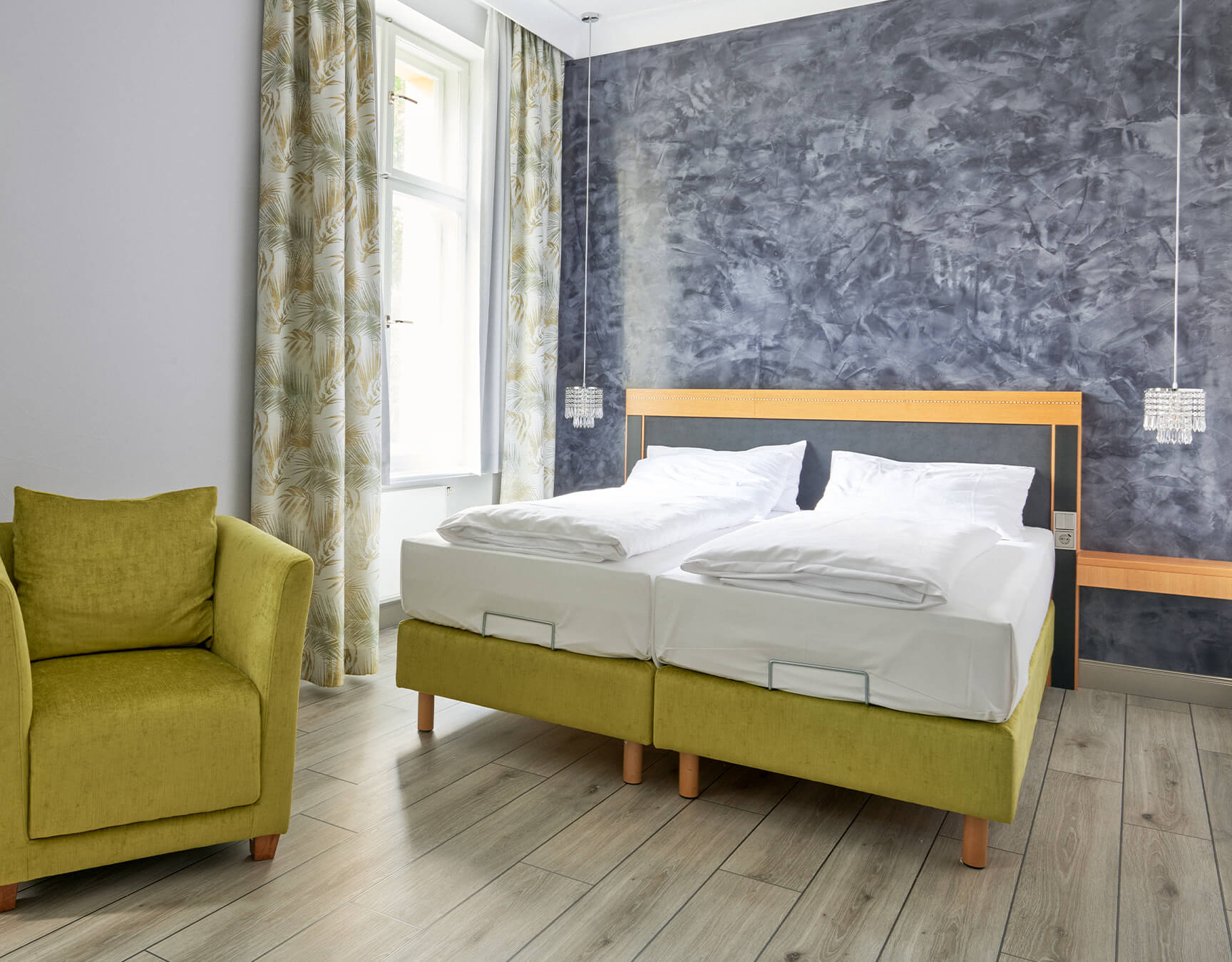 Das Doppelzimmer im Schloss ist modern gestaltet und verfügt über ein Bad.