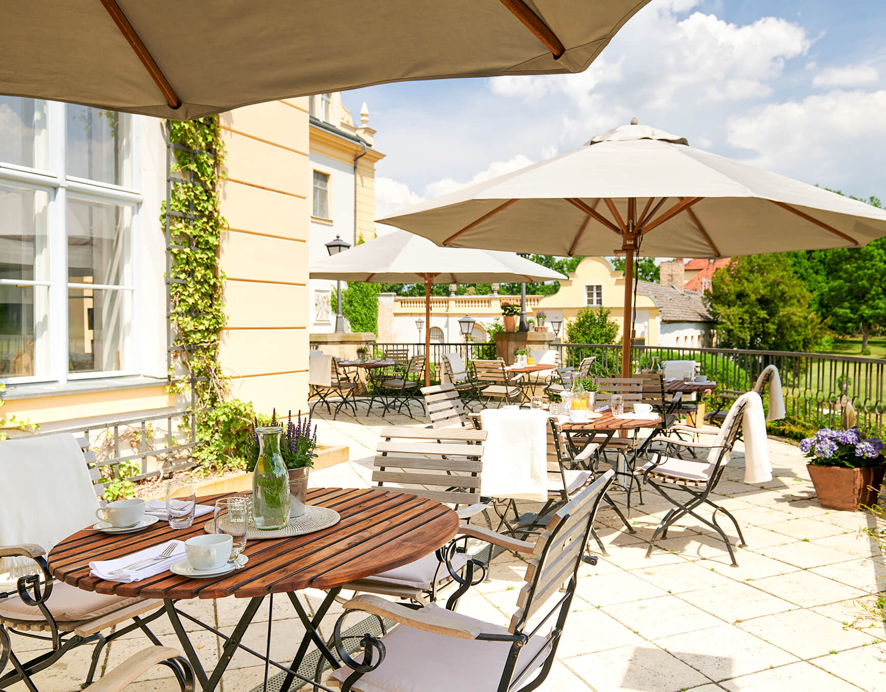 Schlossterrasse im Sommer Die Schlossterrasse: Ein herrlicher Ort zum verweilen.