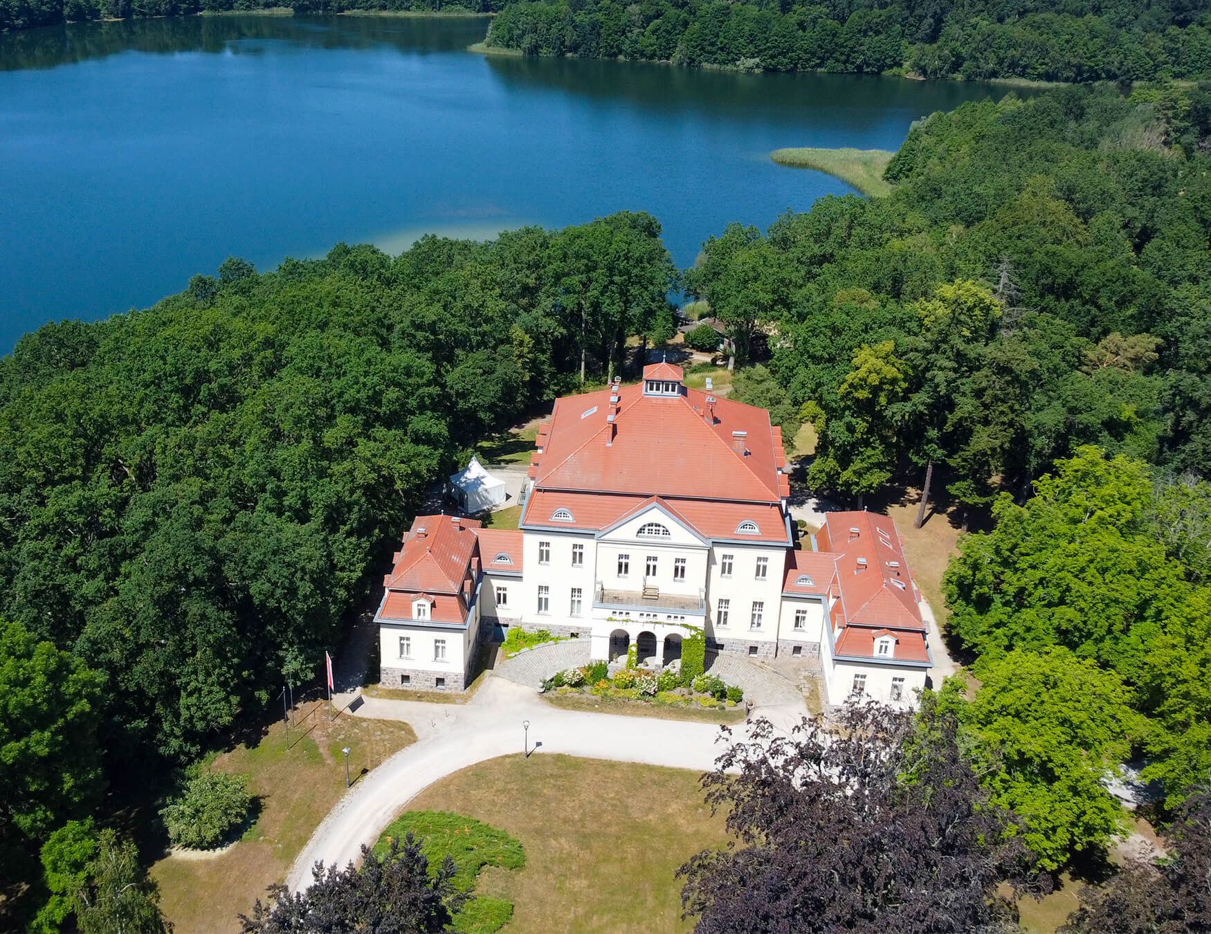 Die Villa des Seehauses von Schloss & Gut Liebenberg liegt unmittelbar am Seeufer.