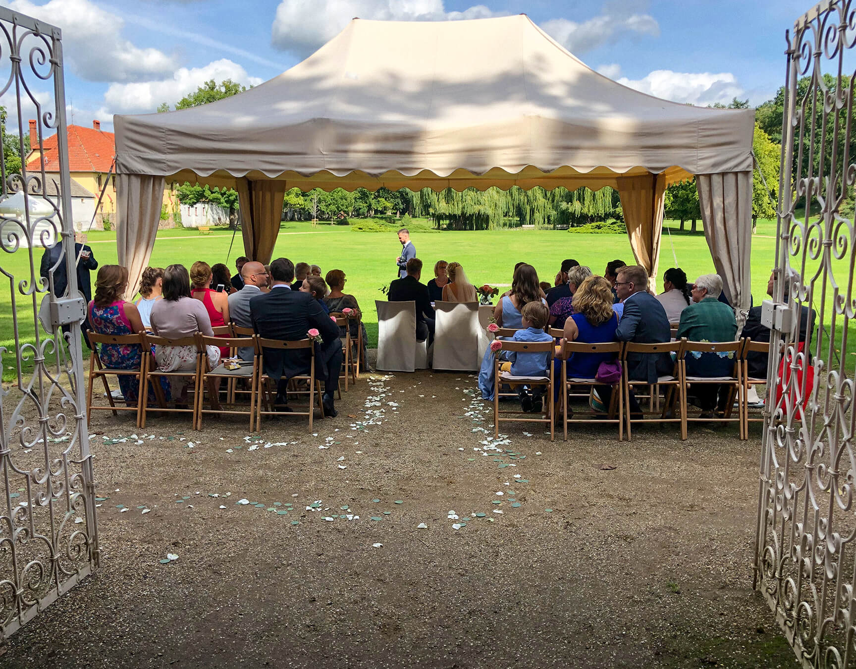 Trauung am Teehaus von Schloss & Gut Liebenberg mit Blick in den Gutspark.