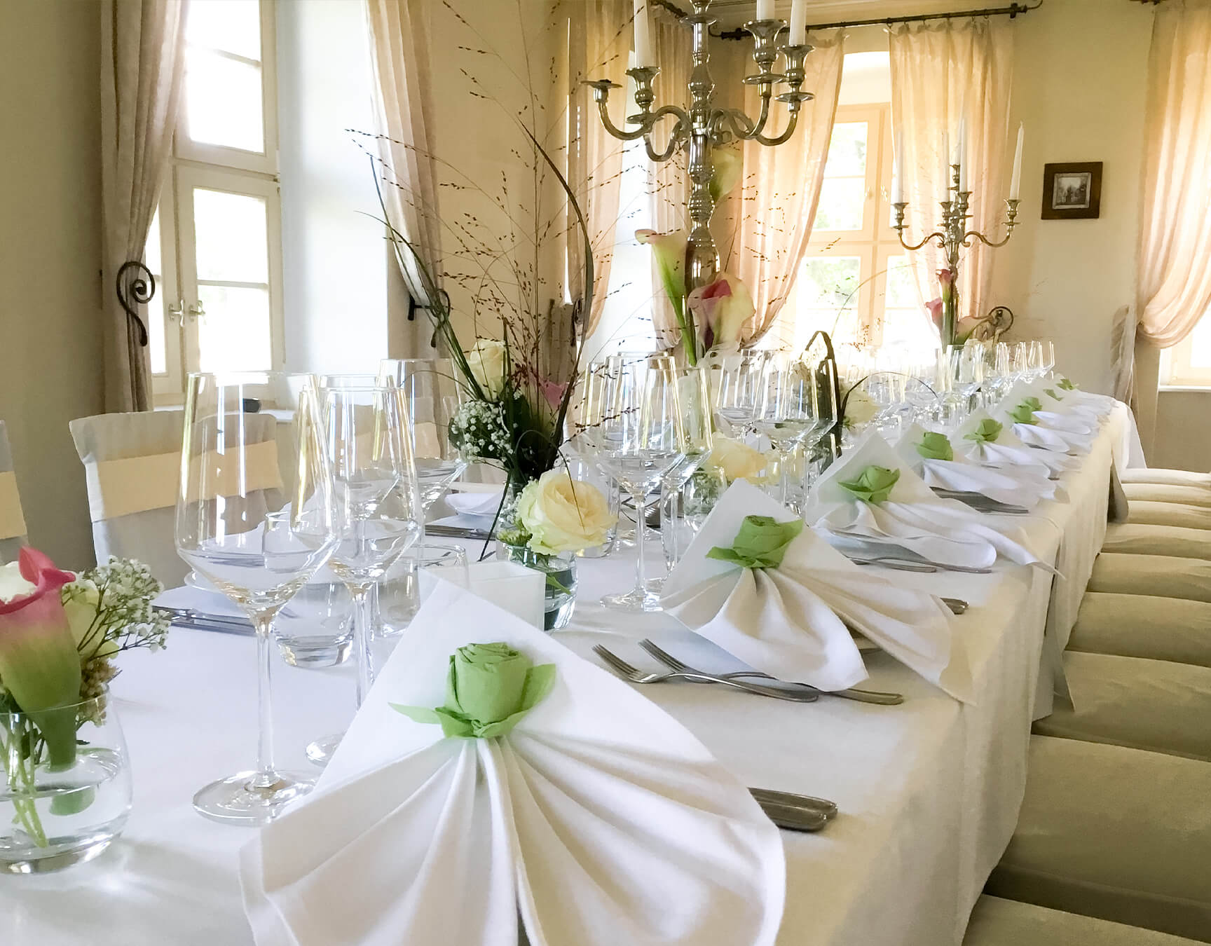 Festlich eingedeckt bietet das Lindenhaus einen stimmungsvollen Rahmen für Ihre Hochzeit.