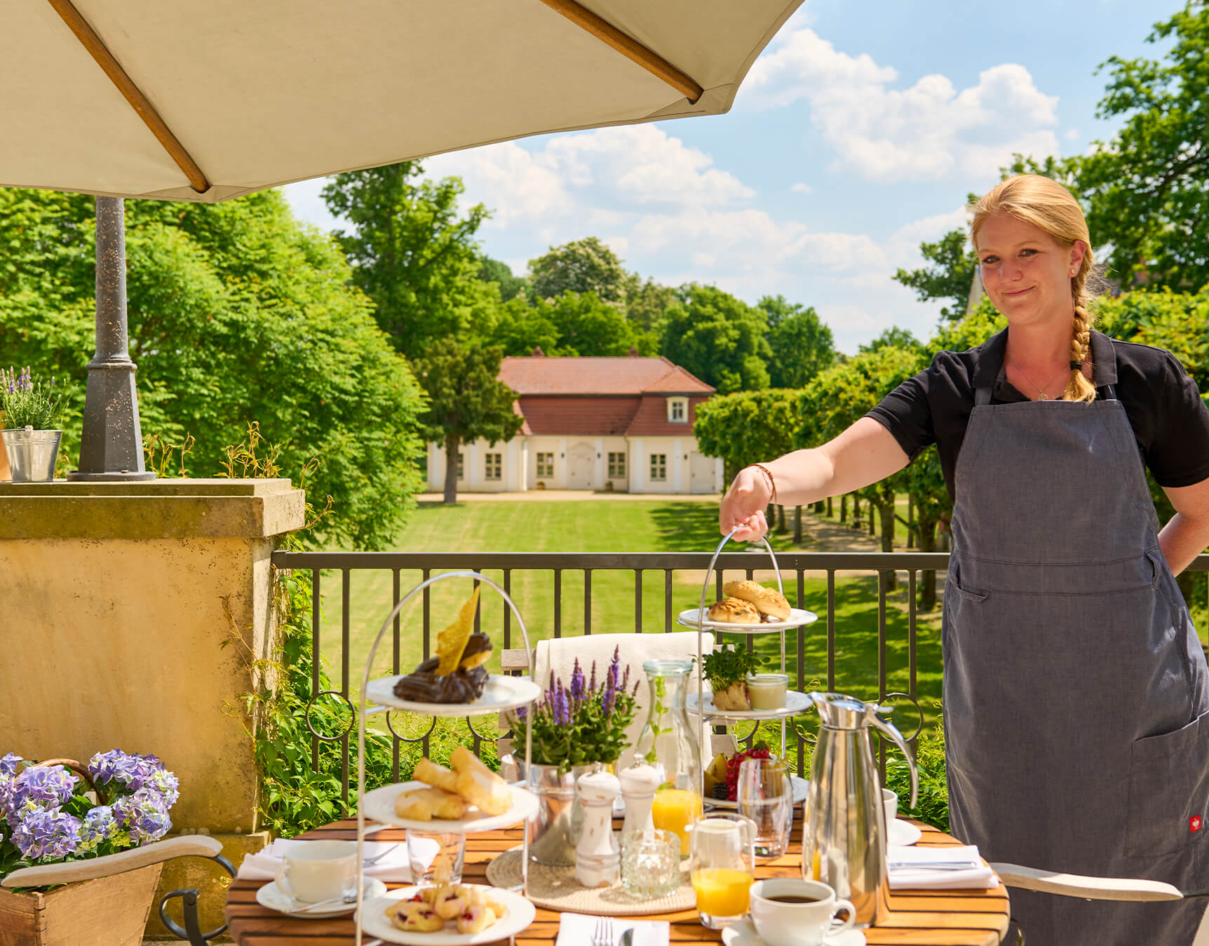 In der warmen Jahreszeit können Sie Speisen und Getränke auf der Schlossterrasse genießen.
