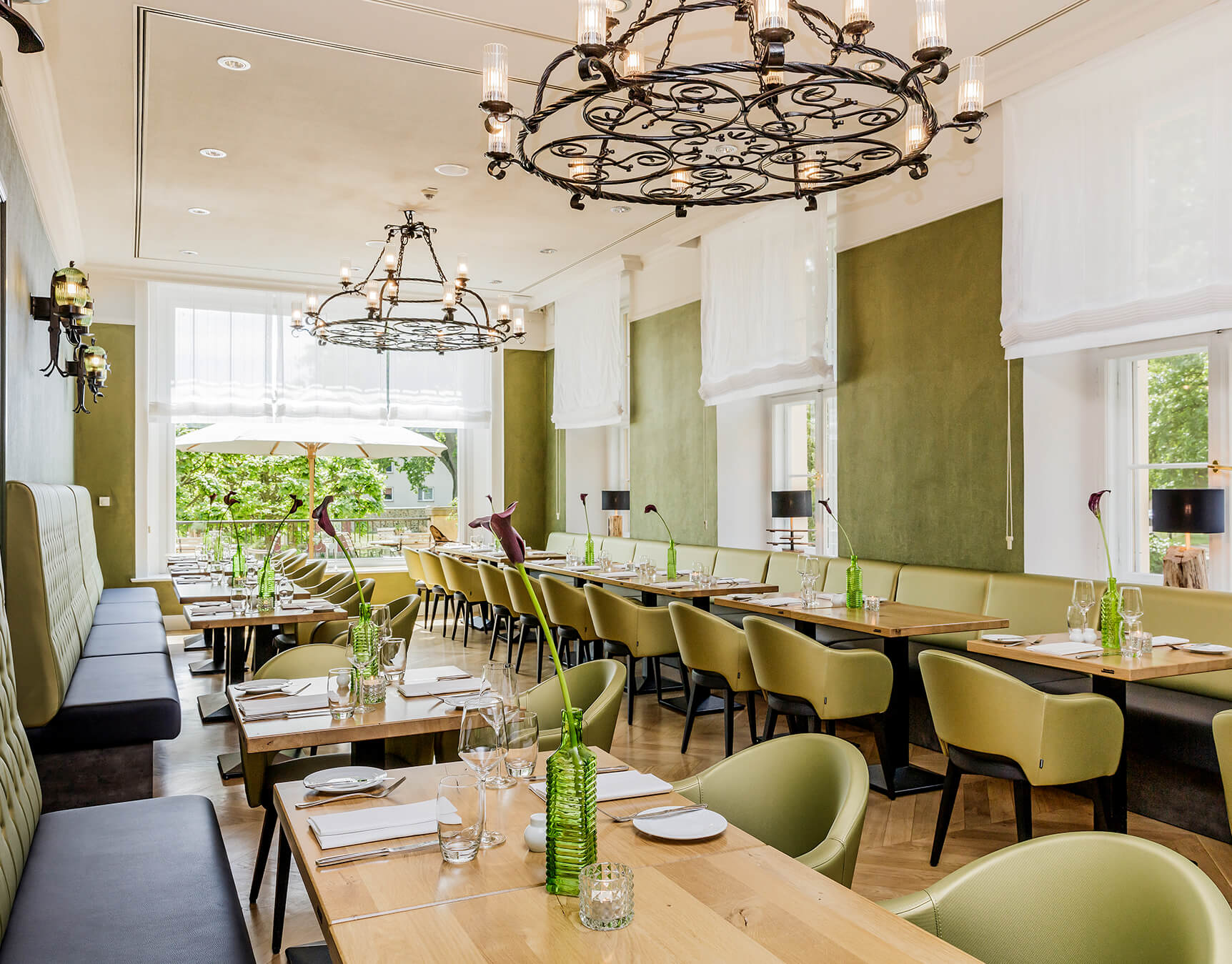 Aus dem Schlossrestaurant blicken Sie auf die historische Anlage von Schloss & Gut Liebenberg.