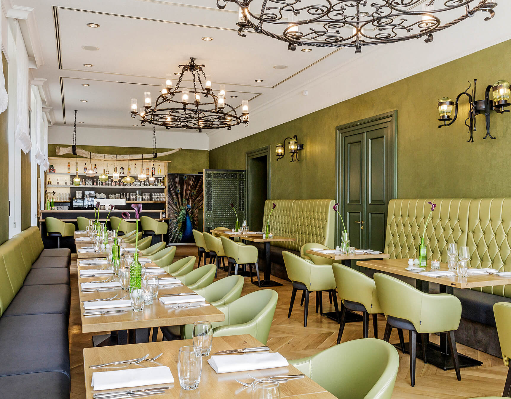 Das Schlossrestaurant ist stilvoll eingerichtet und verfügt über eine Bar.