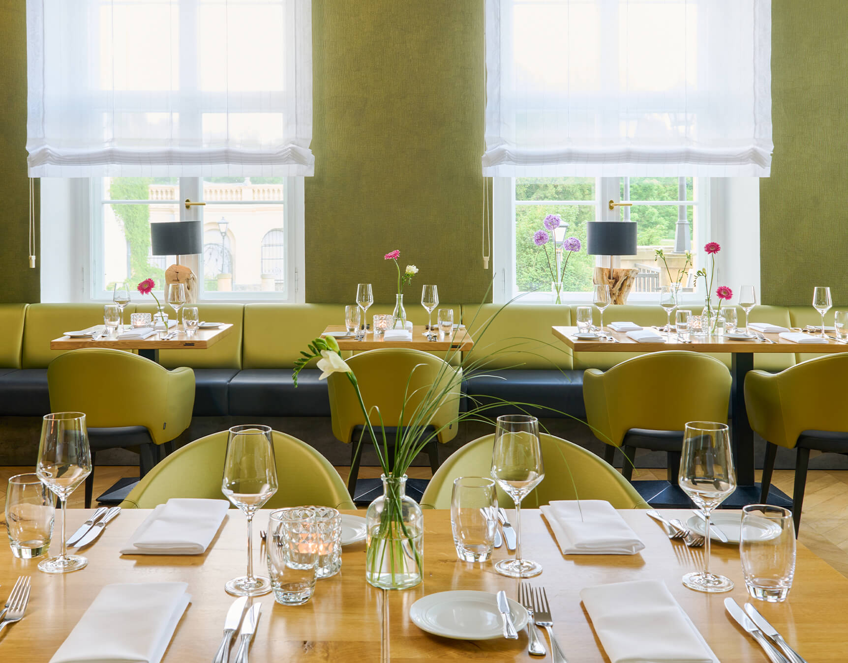 Das Schloss-Restaurant verfügt über zwei Gasträume und eine Terrasse zum Gutspark.