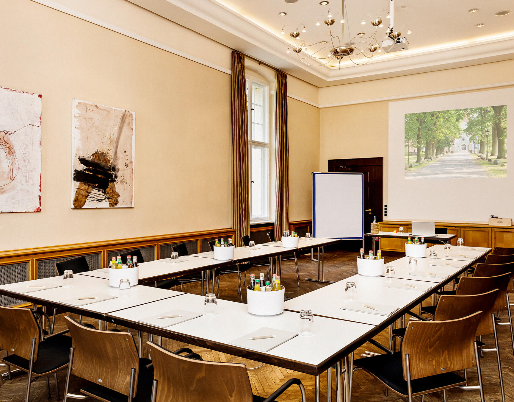 Saal im Seehaus Je nach Personenzahl können Sie im Seehaus den geeigneten Veranstaltungsraum auswählen.