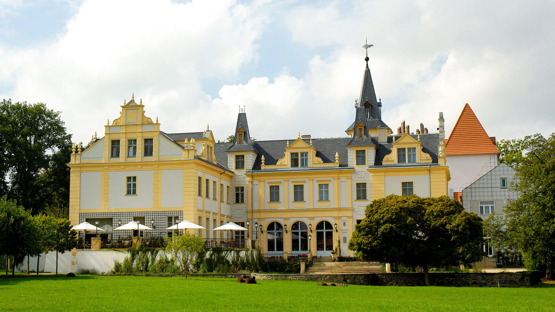 Schlossgebäude Schloss Liebenberg: Ein wunderbarer Ort für Veranstaltungen, Hochzeiten und Kurzurlaube vor den Toren von Berlin.