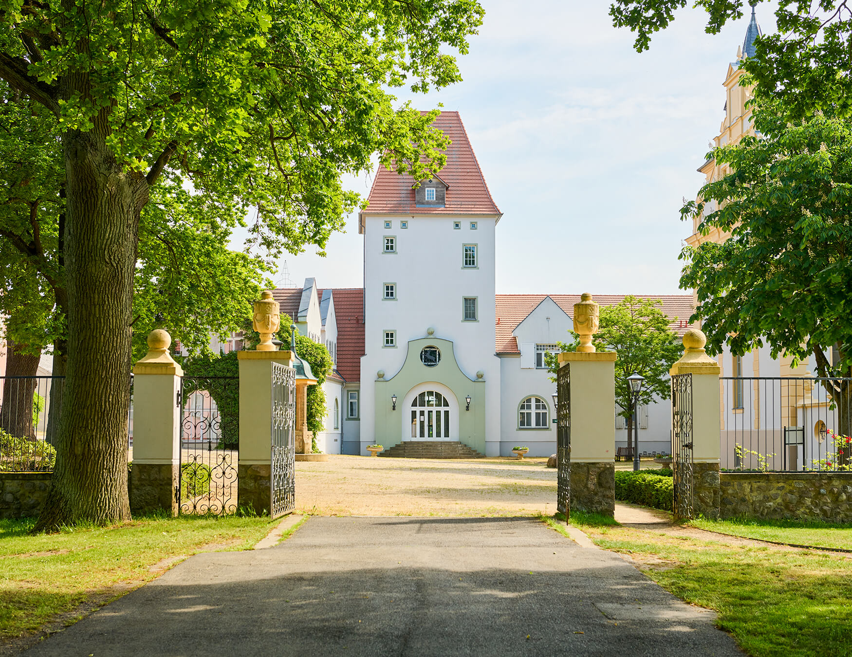 Schlosseinfahrt Liebenberg Auf Schloss & Gut Liebenberg finden ganzjährig unterschiedlichste öffentliche Veranstaltungen statt.