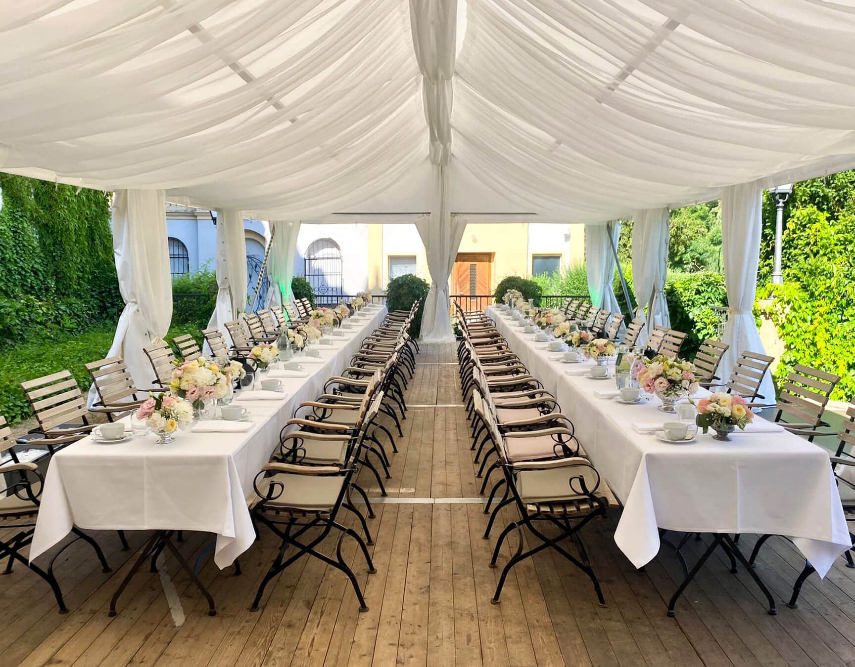 Viele Brautpaare nutzen zusätzlich zum Schlosssaal auch die Terrasse für Ihr Fest.