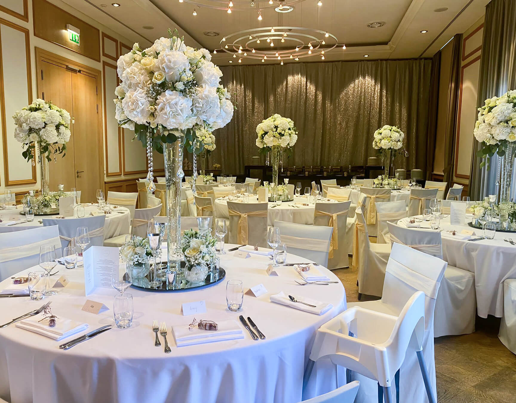 Es ist wunderbar zu sehen, wie unterschiedlich unsere Brautpaare ihre Hochzeiten im Schlosssaal gestalten.