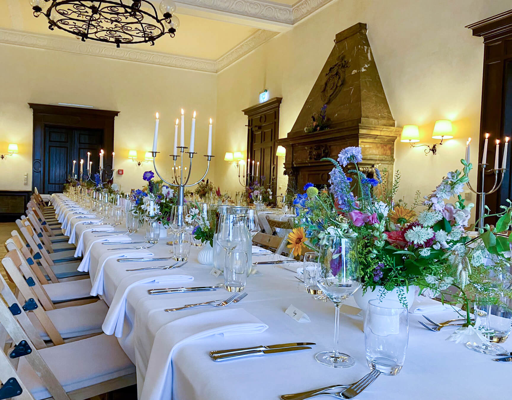 Ob als Tafel oder an runden Banketttischen: Im Seehaus lassen sich unterschiedliche Bestuhlungen für Ihre Hochzeit umsetzen.
