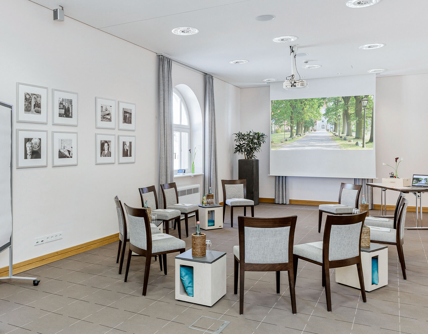 Seminarraum Nordische Halle Je nach Personenzahl stehen Ihnen unterschiedliche Räume für Tagungen und Seminare zur Verfügung.