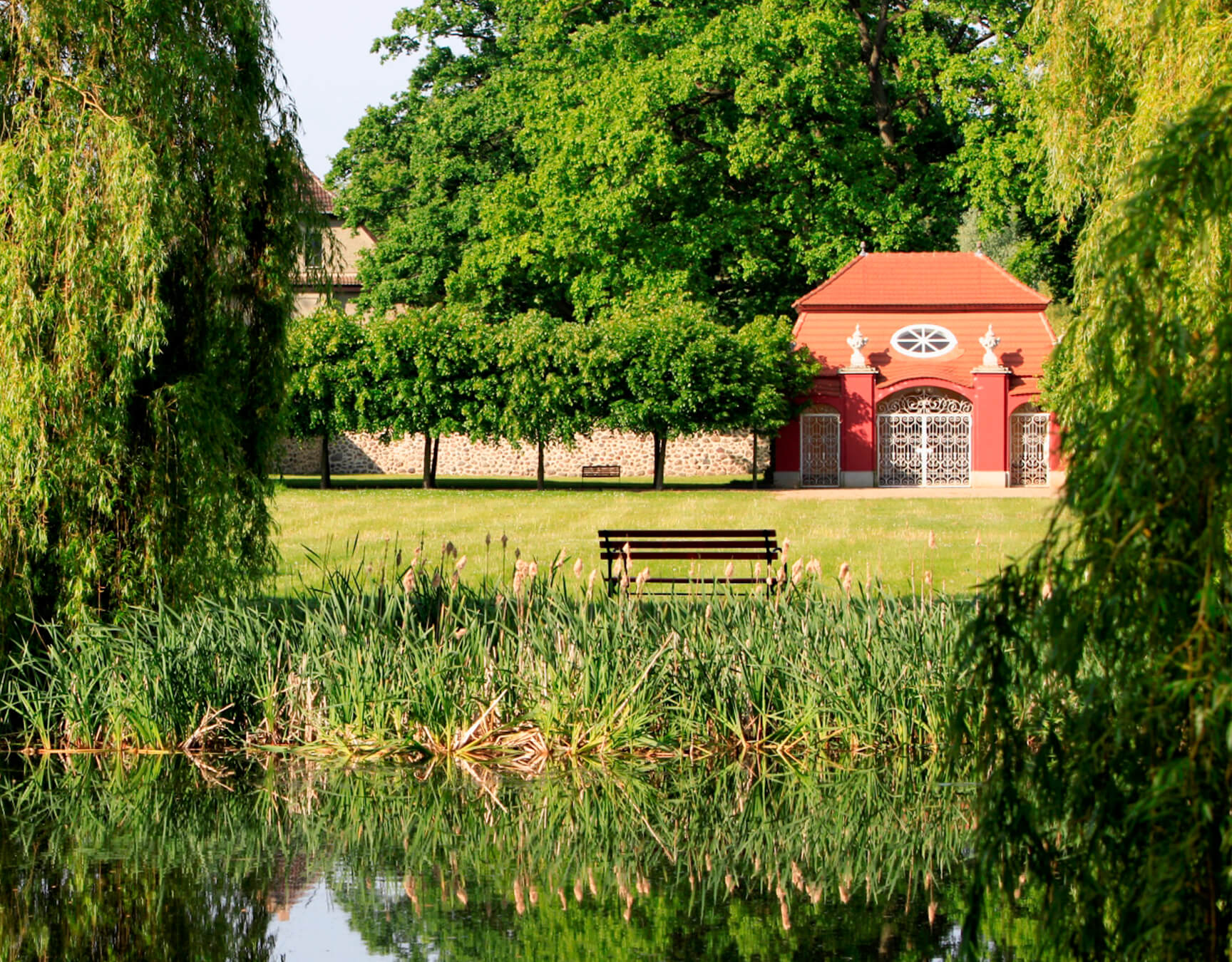 Je nach Jahreszeit und Witterung befindet sich in unserem Schlosspark ein Weiher.