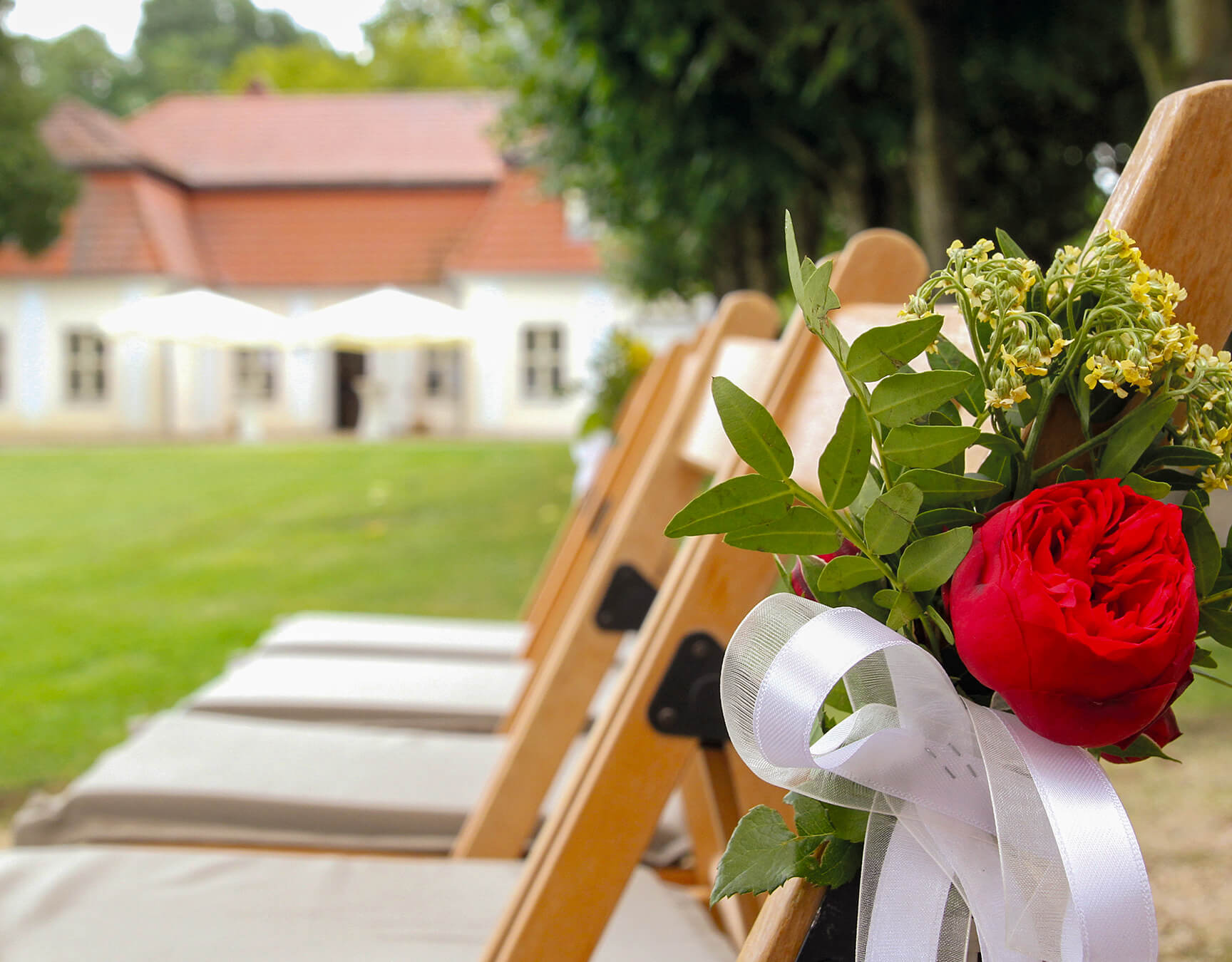 Das Teehaus als Trauort verbindet sich ideal mit dem Lindenhaus als Festort.