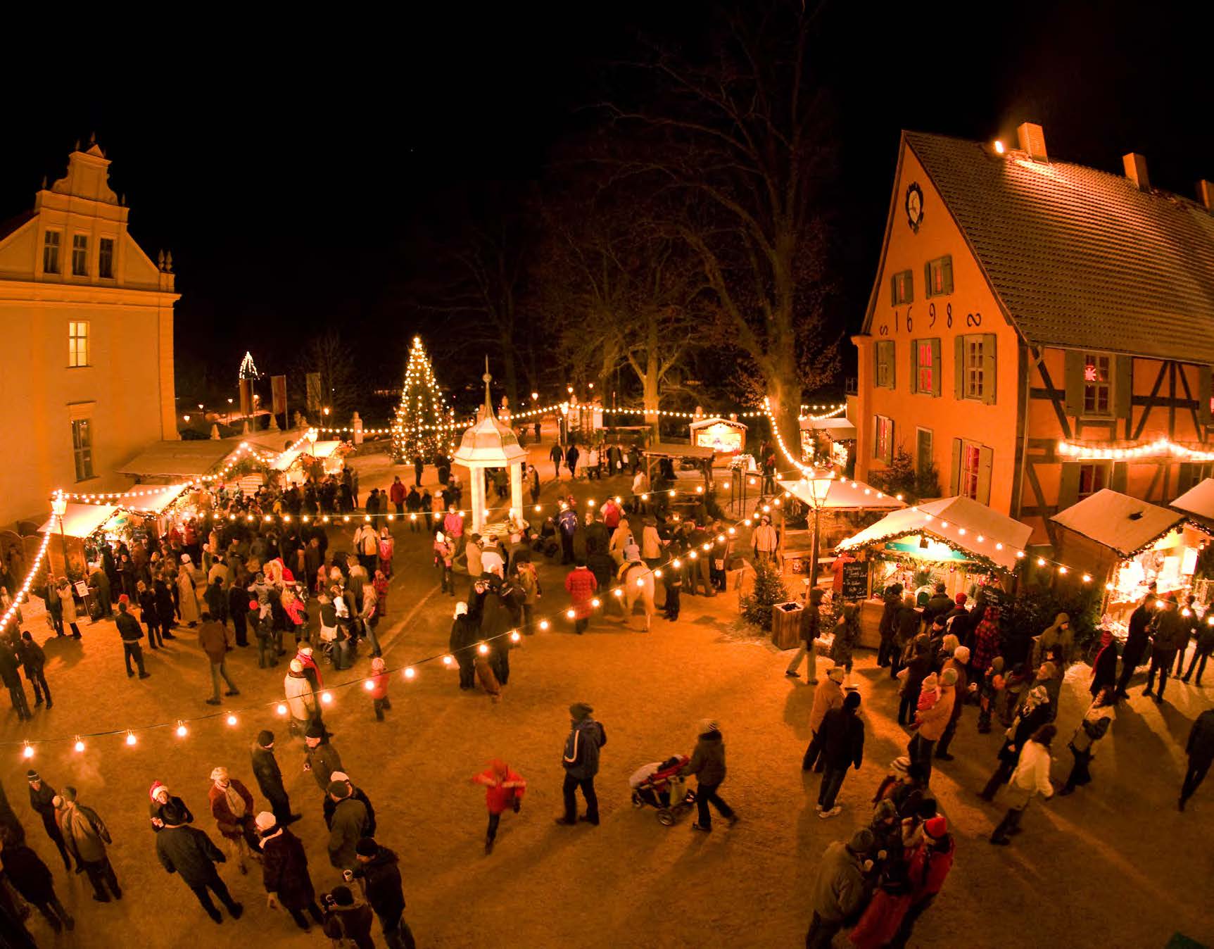 Historischer Weihnachtsmarkt Der historische Weihnachtsmarkt auf Schloss & Gut Liebenberg zieht jedes Jahr tausende Gäste an.