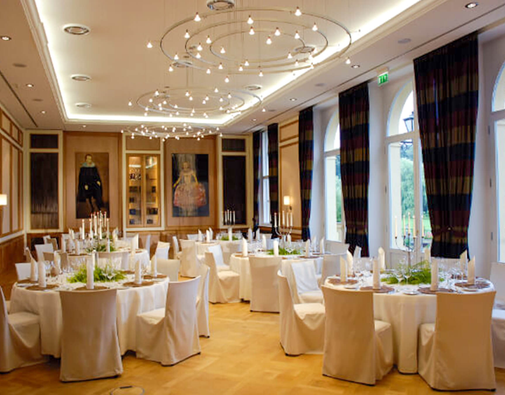 Prinzessin und Prinz am Tag der Hochzeit: Der Schlosssaal von Schloss & Gut Liebenberg.